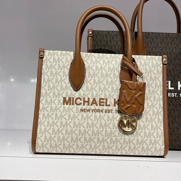 MICHAEL KORS
Mirella Small Logo Crossbody Bag
Vanilla
NWT - Picture 14 of 16